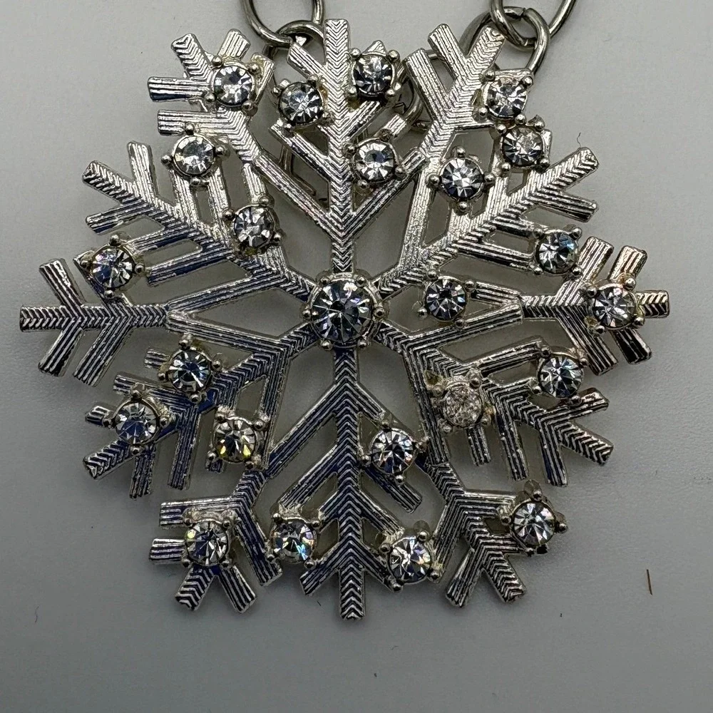Women Silver Tone Snowflake Pendant Necklace Rhinestone Accents Chain Jewelry